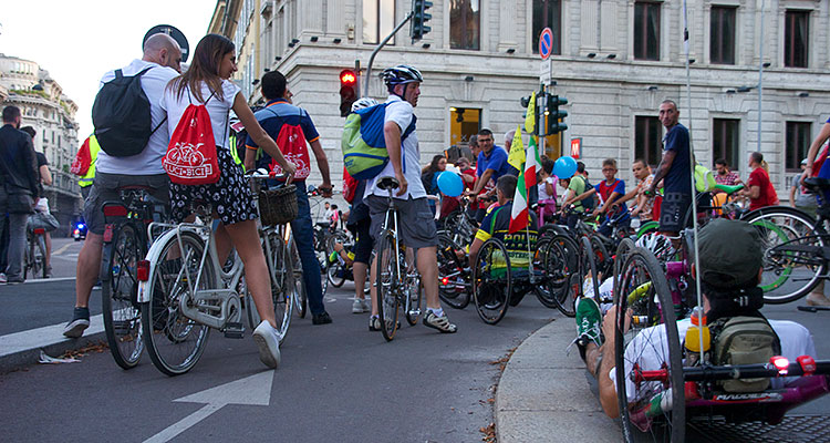 Luci in bici, per una Milano solidale e ecosostenibile