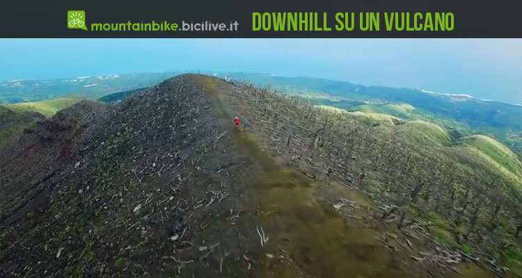 Downhill estremo: Stevie Smith scende in mtb da un vulcano