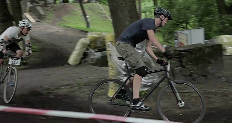 Una gara di downhill con urban fixed a Riga