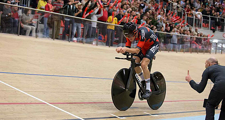 Rohan Dennis infrange la soglia dei 52 km: è il nuovo record dell’ora